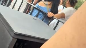 网友：黑衣服女孩此刻无助的像个男人
