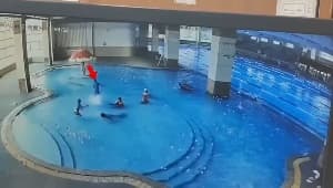 天津游泳馆惊现暴力事件：疑似半大孩子将小朋友头按进水中